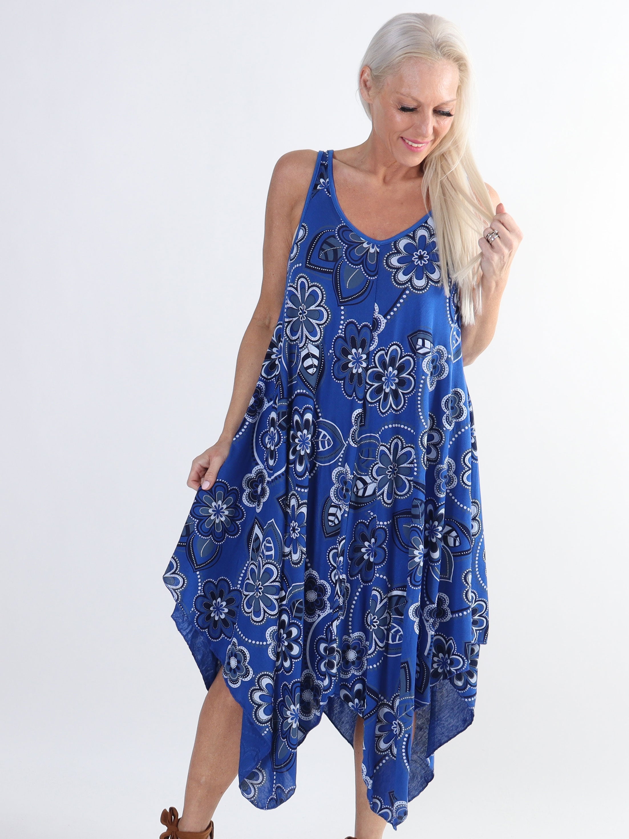 Veronica Flower - Blommig klänning med breda axelband i plusstorlek